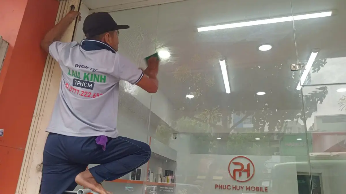 Lau kính mặt tiền tại phường Vườn Lài TPHCM