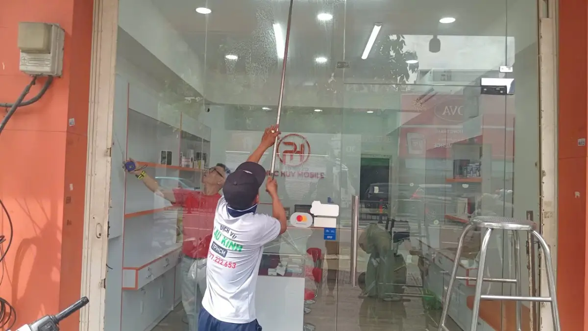 Dịch vụ lau kính mặt tiền tại phường Vườn Lài TPHCM
